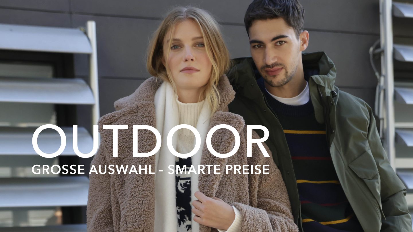Ein Mann und eine Frau in Outdoor-Bekleidung; die Frau trägt einen beigen Teddy-Mantel und der Mann eine grüne Jacke, daneben der Text "OUTDOOR - GROSSE AUSWAHL - SMARTE PREISE".