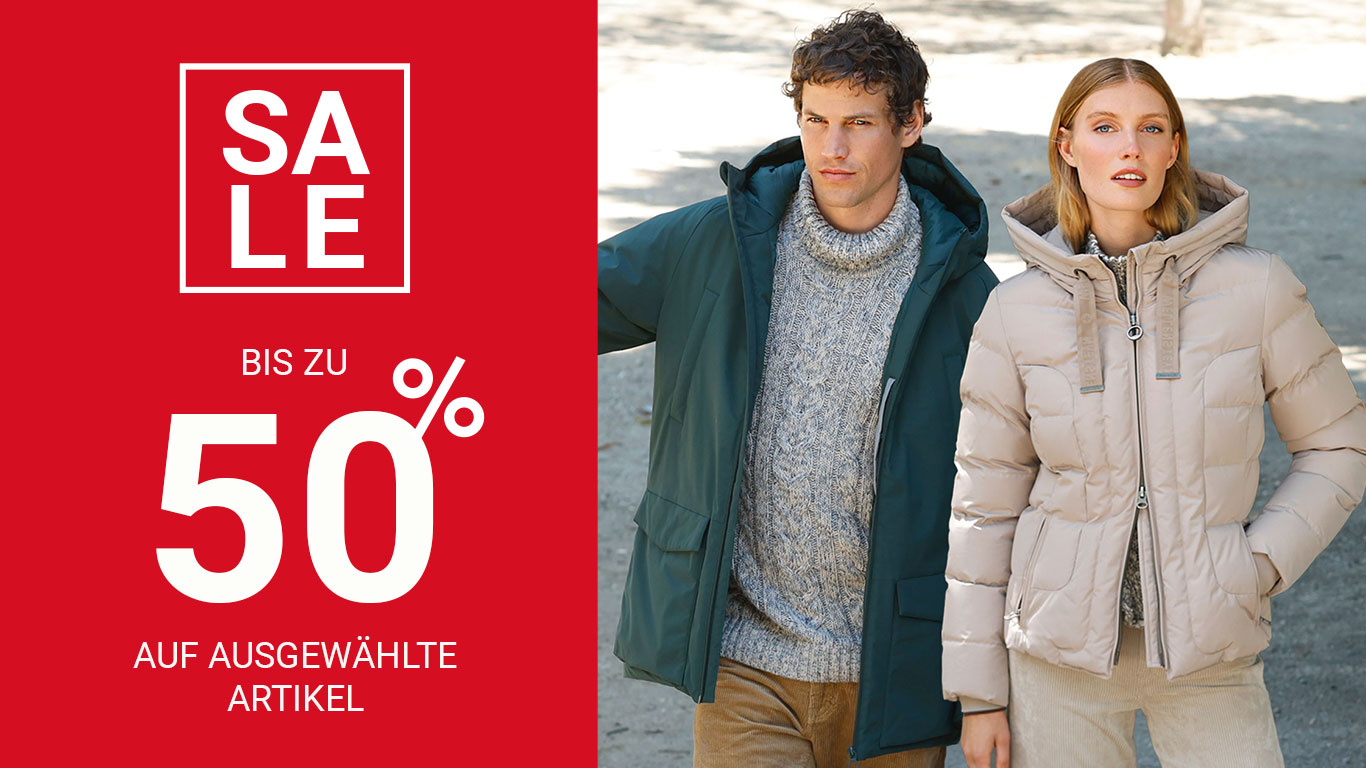 Zwei Personen stehen draußen in modischen Herbstjacken, links ein Mann in einer grünen Jacke, rechts eine Frau in einer beigen Daunenjacke. Links im Bild ein rotes Feld mit weißem Text 'SALE bis zu 50% auf ausgewählte Artikel'.