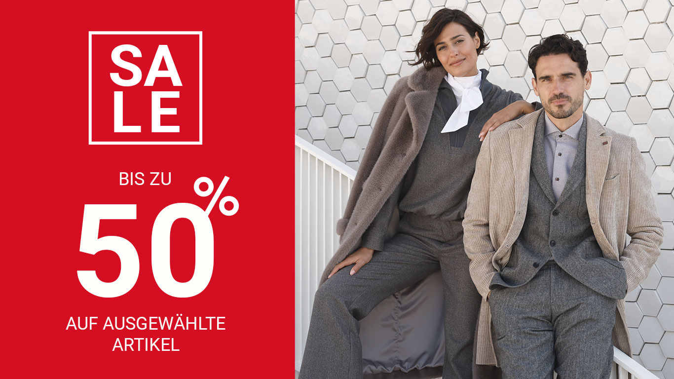 Werbebild mit einem Rabattangebot von bis zu 50 % auf ausgewählte Artikel, daneben ein Mann und eine Frau in eleganter Herbstmode vor einer hexagonalen weißen Wand.