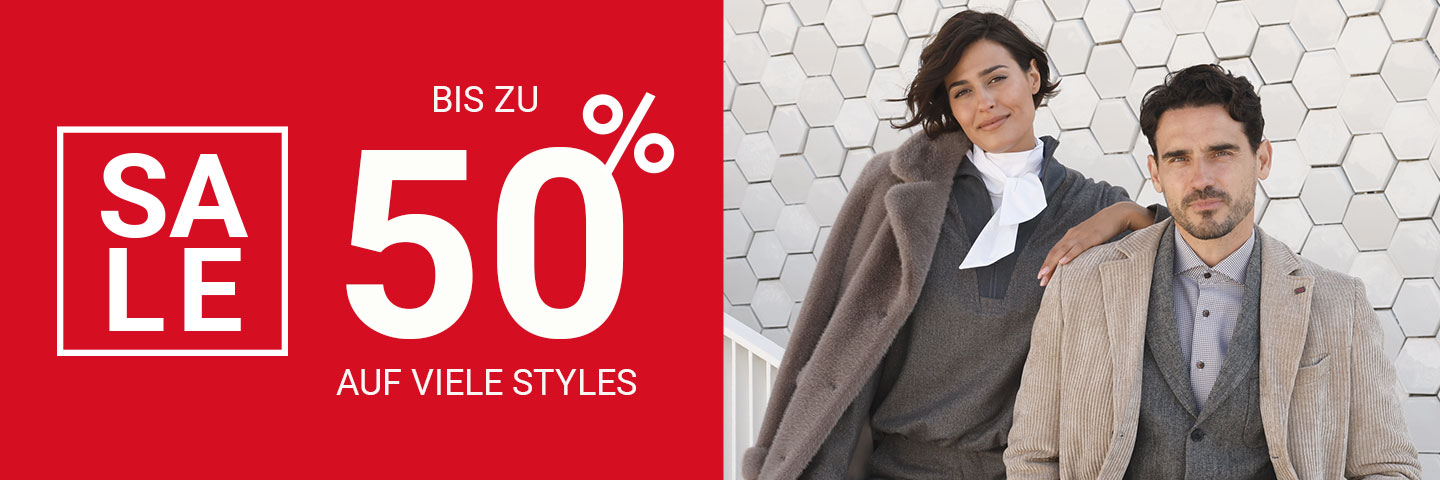 Werbebild mit rotem Hintergrund und weißem Text 'Sale bis zu 50 % auf viele Styles'. Rechts daneben ein stilvoll gekleidetes Paar in herbstlicher Mode vor einer hexagonalen Wand.