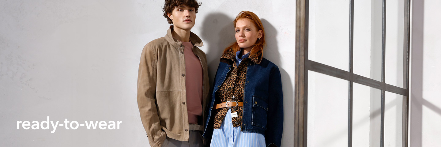 Ein Mann und eine Frau in stilvoller Kleidung neben einem großen Fenster; der Text "ready-to-wear" steht links im Bild.