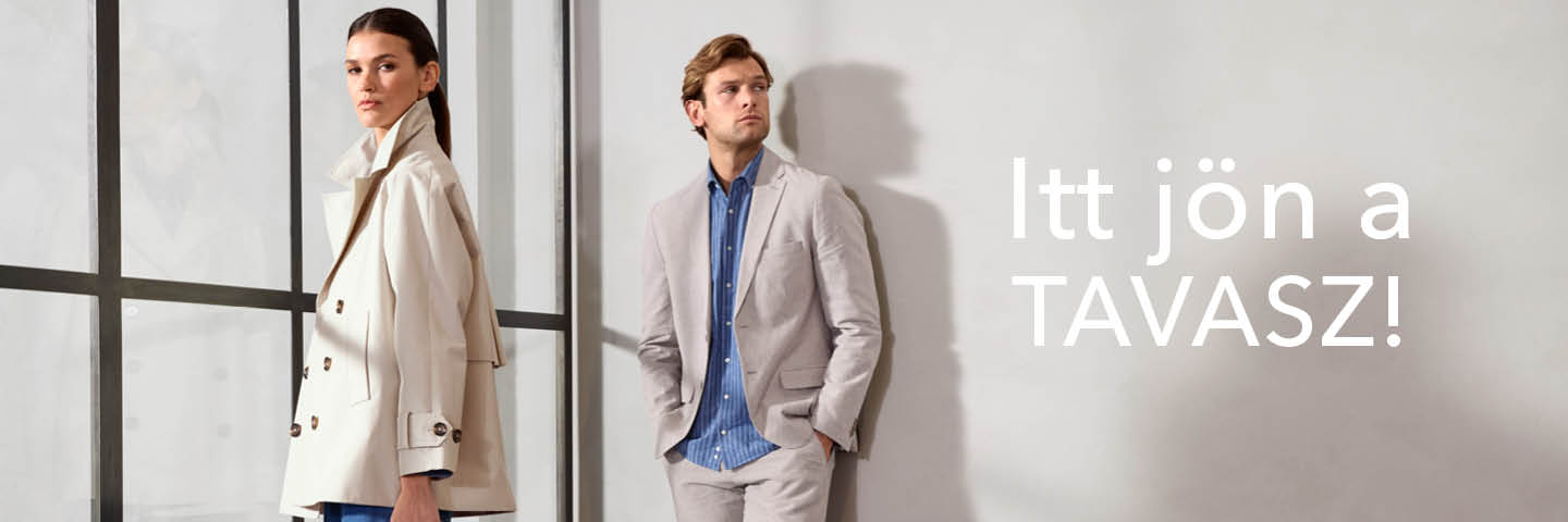 Egy nő világos kabátban és egy férfi szürke öltönyben állnak egy ablak előtt; mellettük a szöveg: "Itt jön a TAVASZ!".