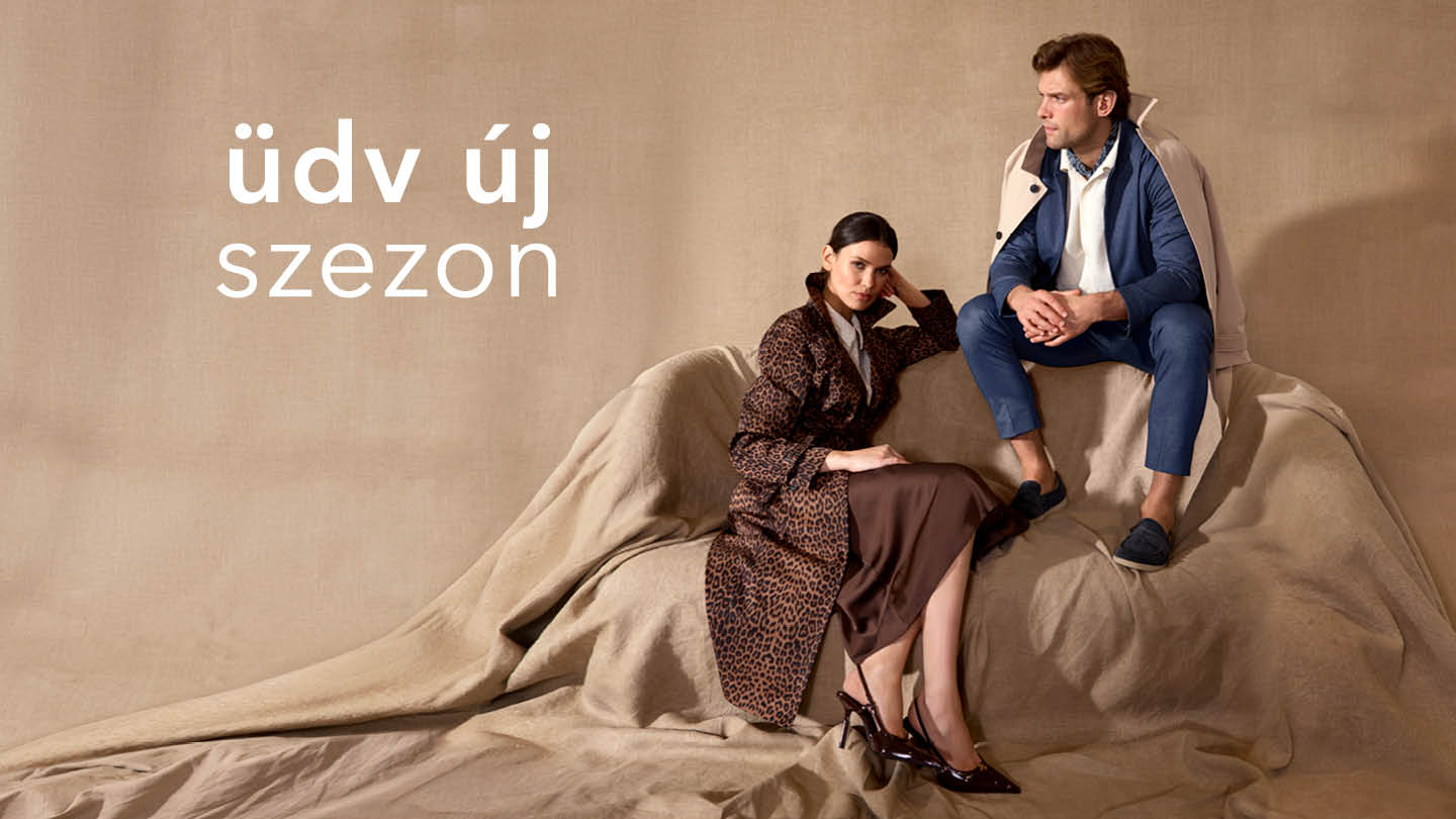 Egy férfi és egy nő elegáns ruhában ül egy semleges színű háttér előtt, mellette a felirat: "üdv új szezon".