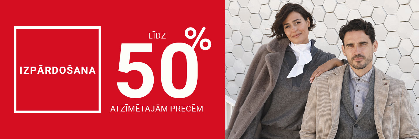 Divi cilvēki stāv pie šūnu formas sienas, ģērbušies elegantās drēbēs; blakus ir sarkans reklāmas baneris ar tekstu "Izpārdošana līdz 50% atzīmētajām precēm."
