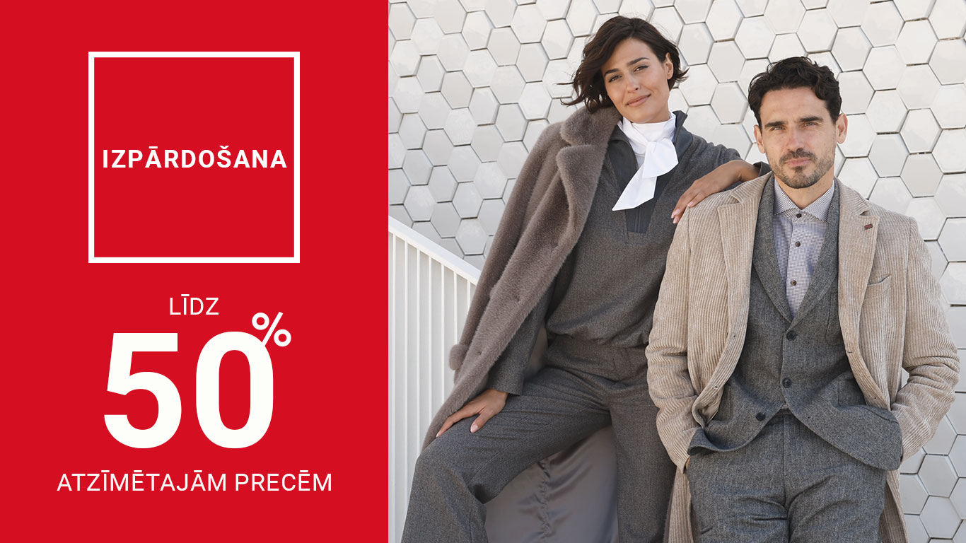 Divi cilvēki eleganti ģērbušies pelēkos tērpos, stāvot priekšā baltiem, 3D sešstūriem uz sienas, blakus teksts "Izpārdošana līdz 50% atzīmētajām precēm" uz sarkana fona.