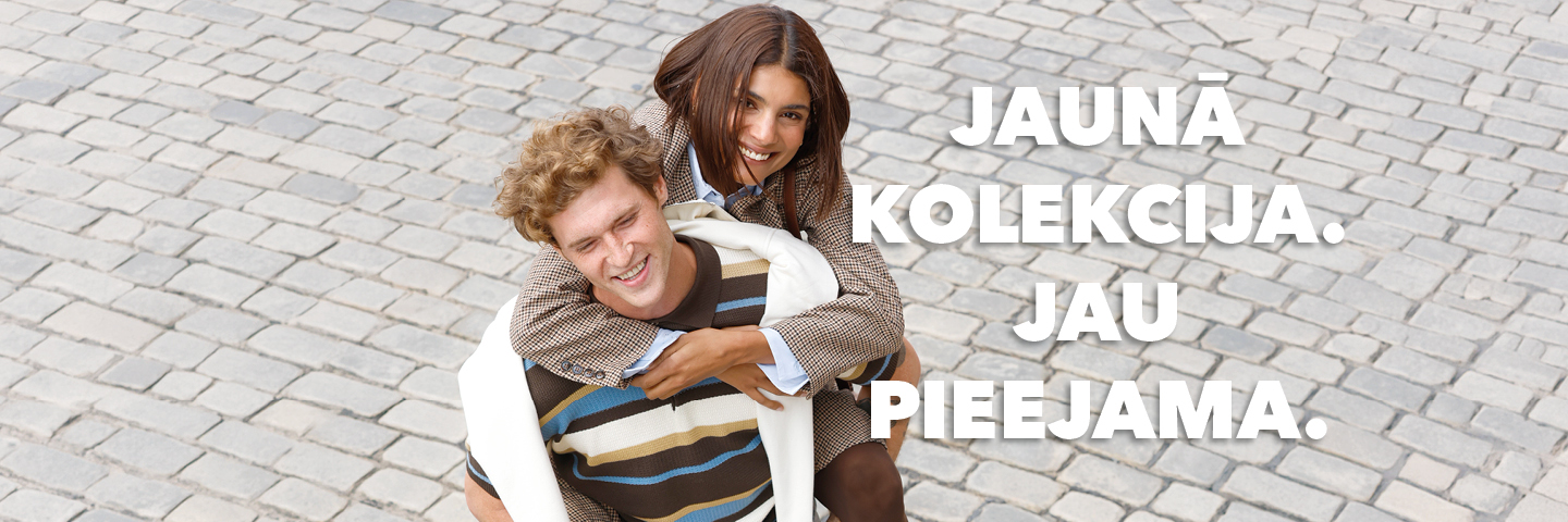 Jauns vīrietis un sieviete smaidot, viņa sēž uz viņa muguras; uzraksts: "JAUNĀ KOLEKCIJA. JAU PIEEJAMA."