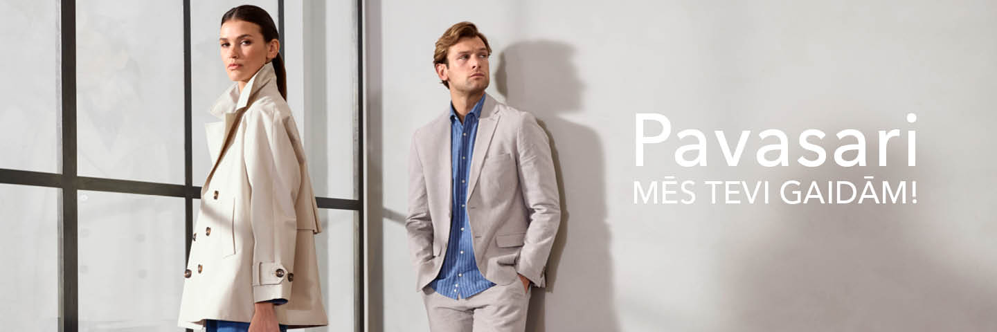 Мужчина и женщина в светлой одежде стоят у окна, текст на латышском "Pavasari, MĒS TEVI GAIDĀM!".